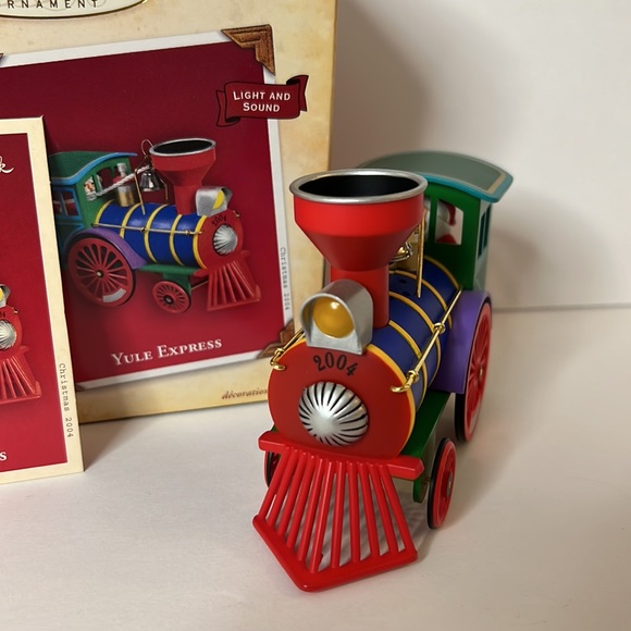 Hallmark 2004 Yule Express Light and Sound Engine Train Ornament - Picture 4 of 8